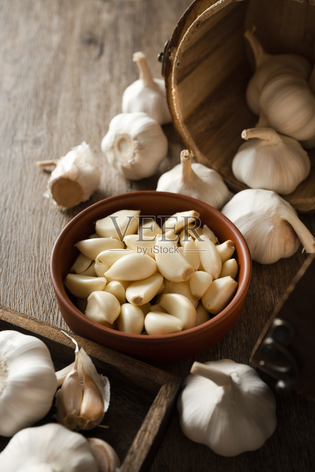 木板上的大蒜瓣和大蒜照片摄影图片