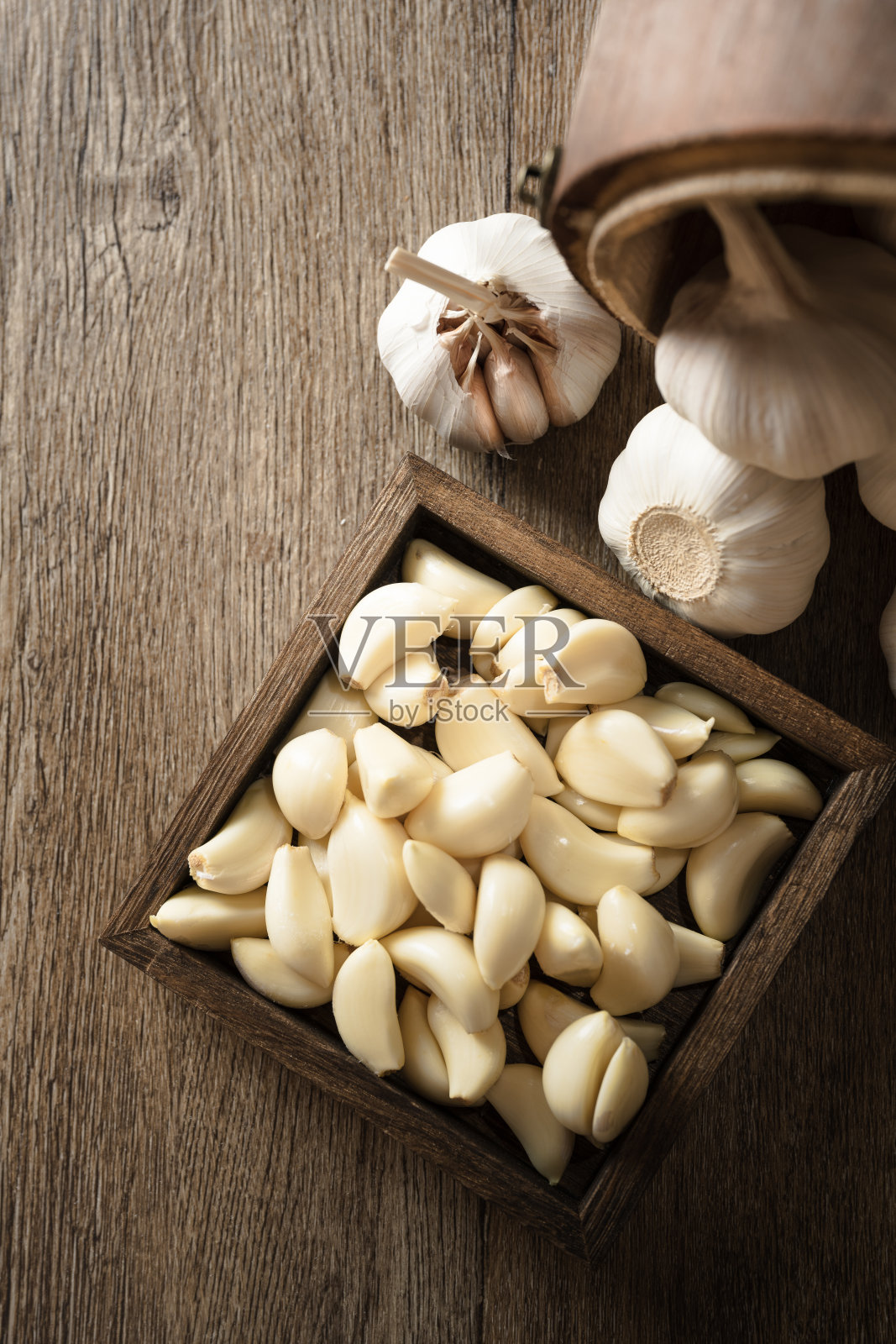 木板上的大蒜瓣和大蒜照片摄影图片