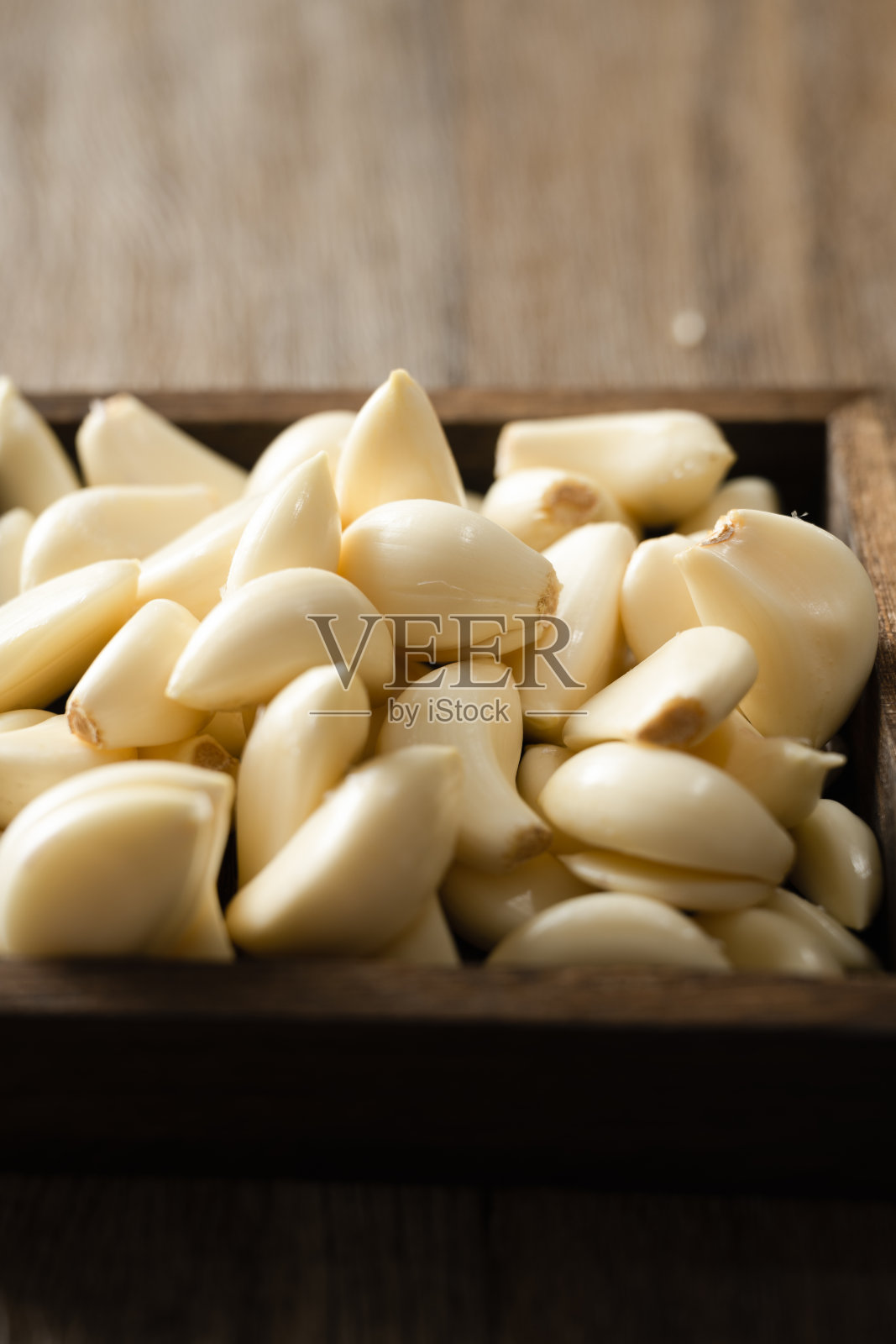 木板上的大蒜瓣和大蒜照片摄影图片