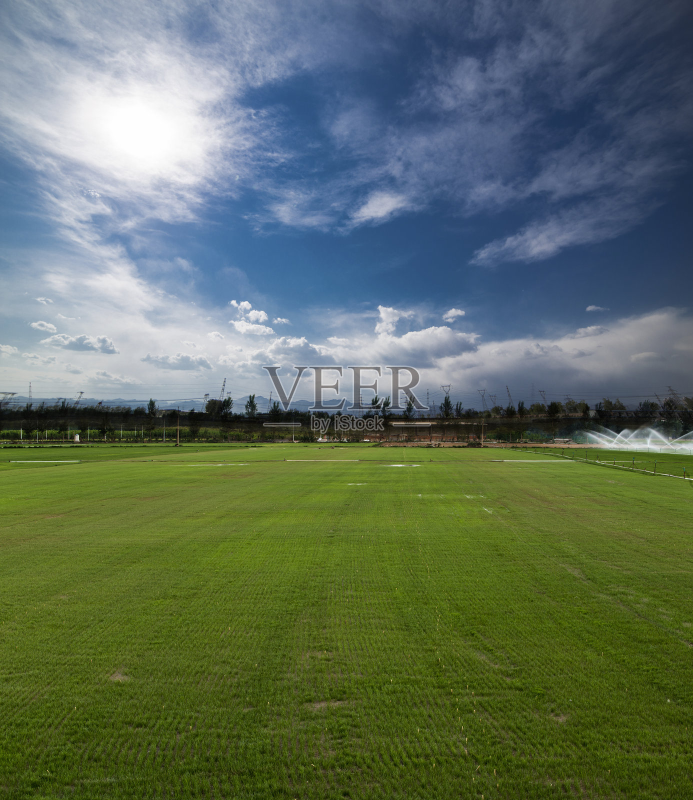 北京农村的草地和天空。照片摄影图片