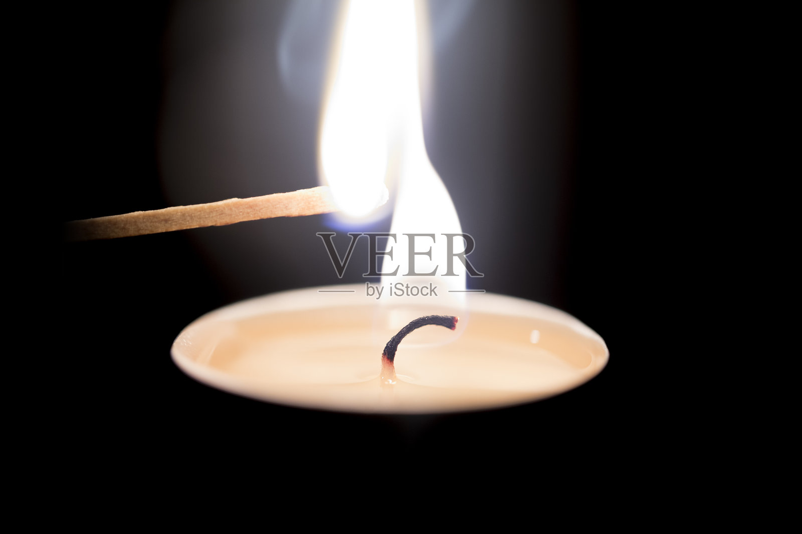 蜡烛点燃了一根火柴照片摄影图片