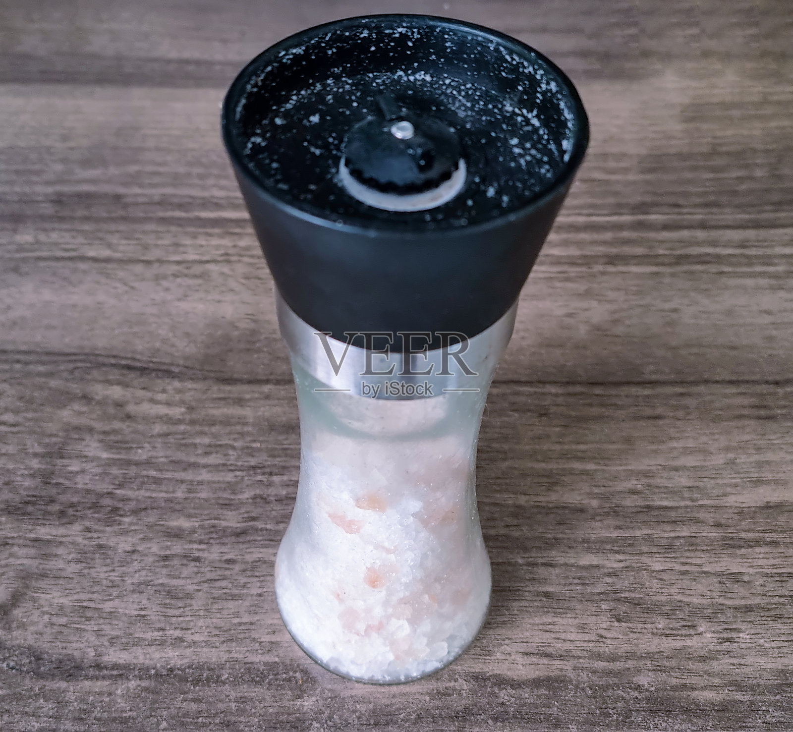 木质桌面上的传统玻璃盐罐照片摄影图片