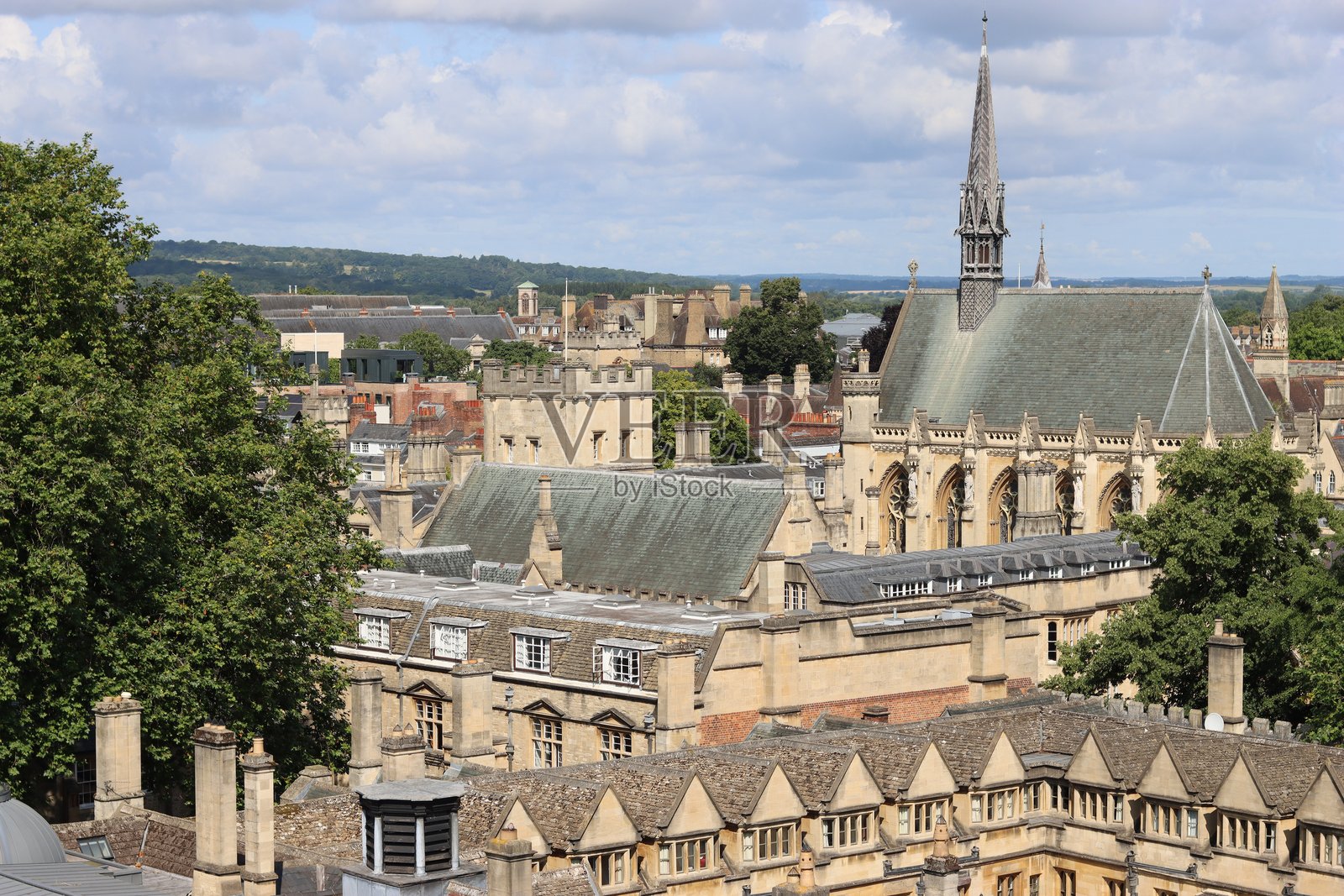 牛津市中心学院和屋顶的景观照片摄影图片
