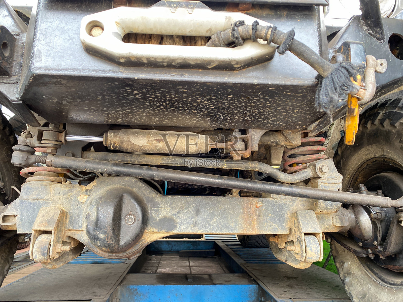 越野车底部视角照片摄影图片