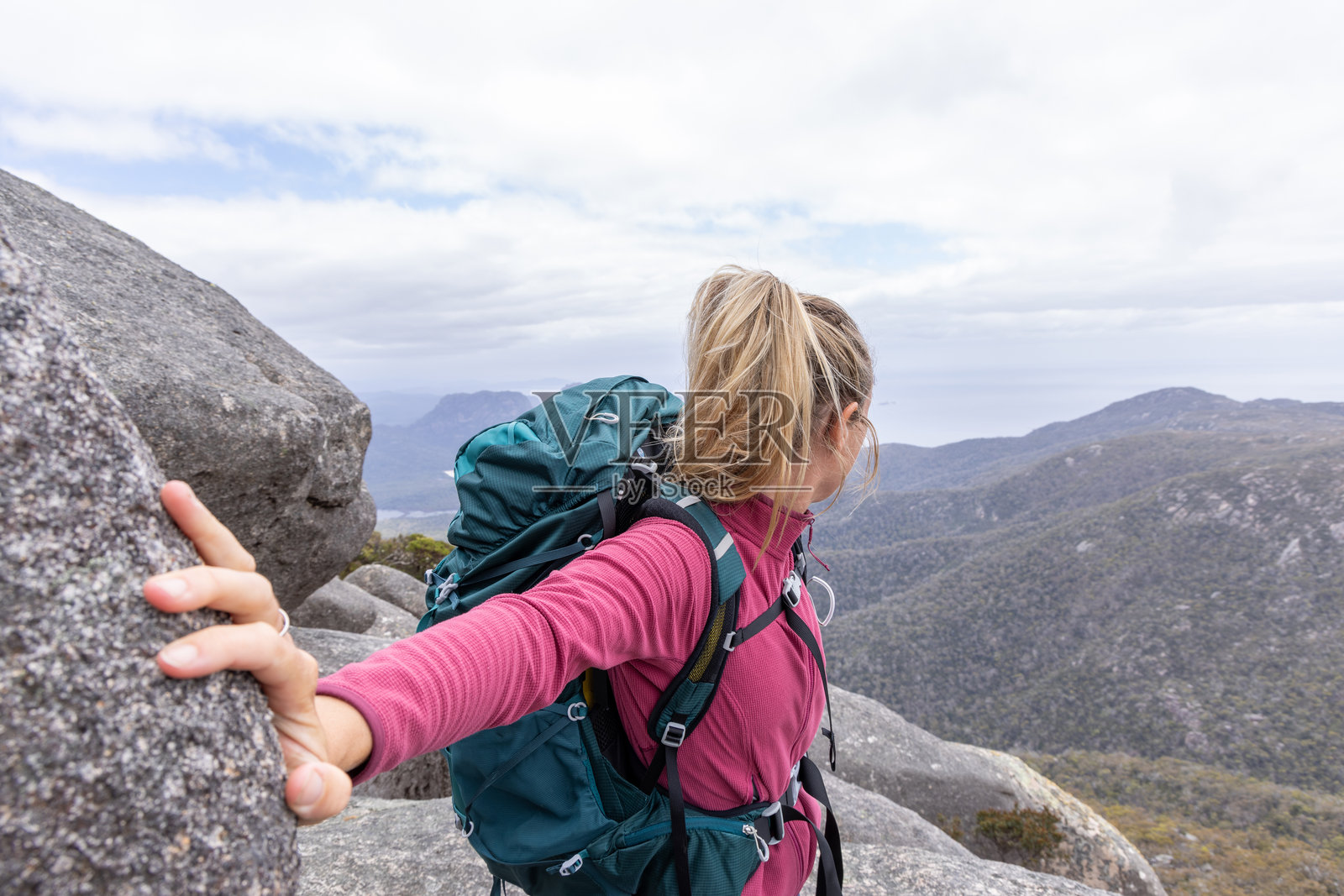 背包女徒步旅行者欣赏山景照片摄影图片