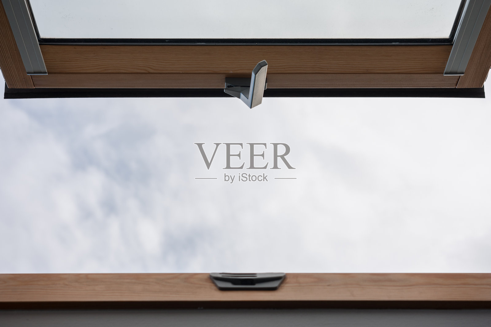 带有木框和金属把手的窗户照片摄影图片