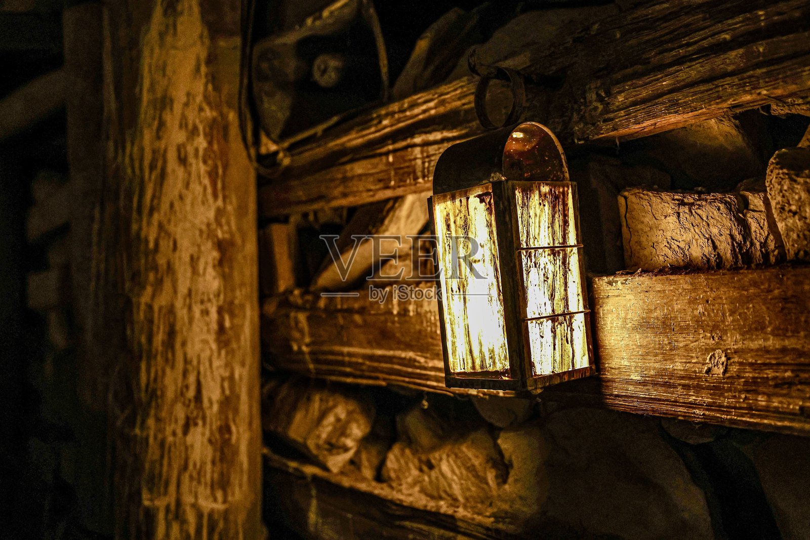 乡村风格的灯笼照亮木质室内环境照片摄影图片