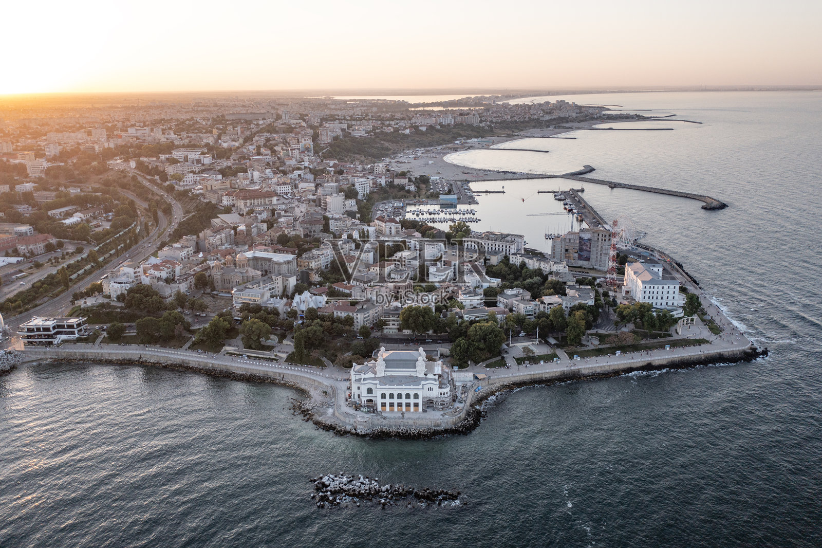 罗马尼亚康斯坦察湾的鸟瞰图照片摄影图片