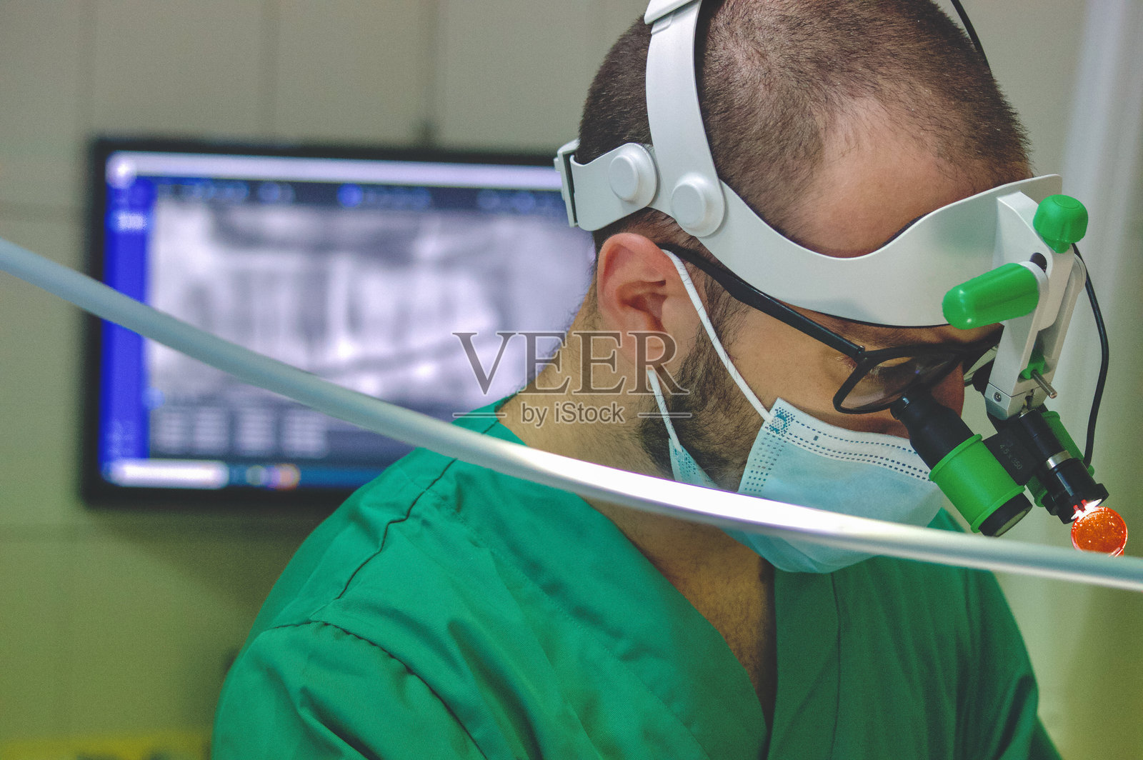 牙医在进行牙科手术时使用光学仪器照片摄影图片