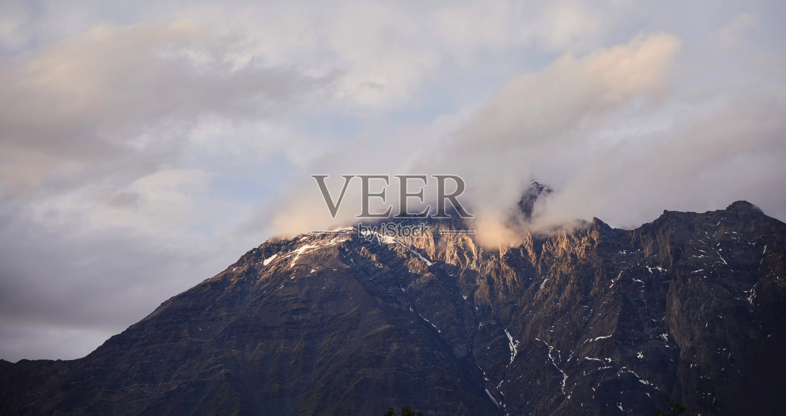 喬治亞州的山峰在日落時分。自然之美。此時是夏季。照片摄影图片