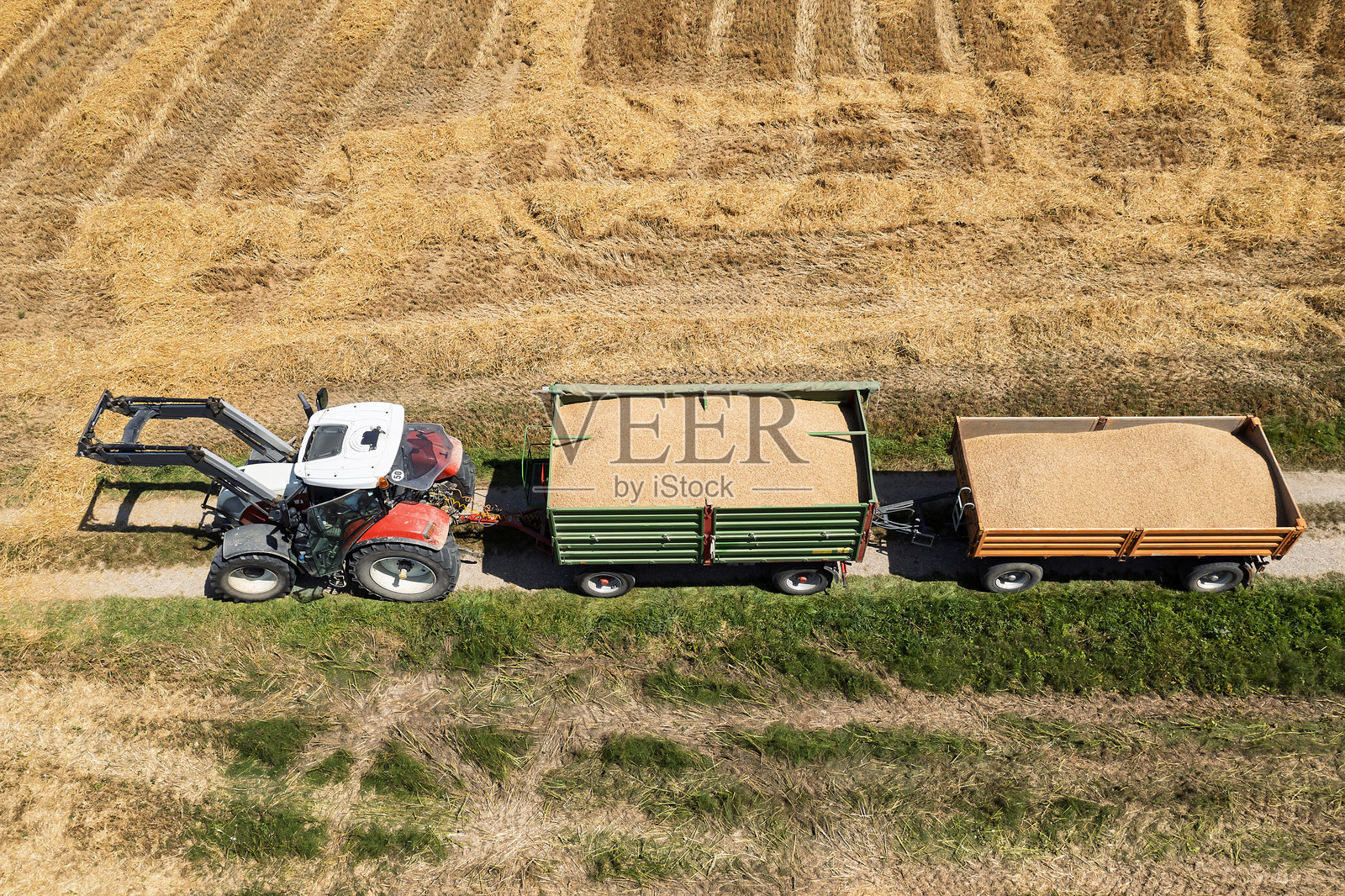 农用拖拉机运输谷物，鸟瞰图照片摄影图片