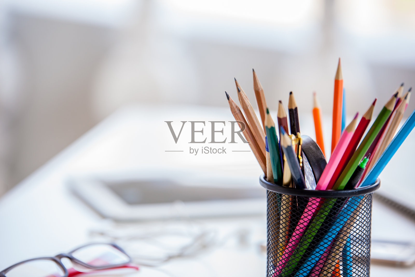 桌面收纳器中的铅笔特写照片摄影图片