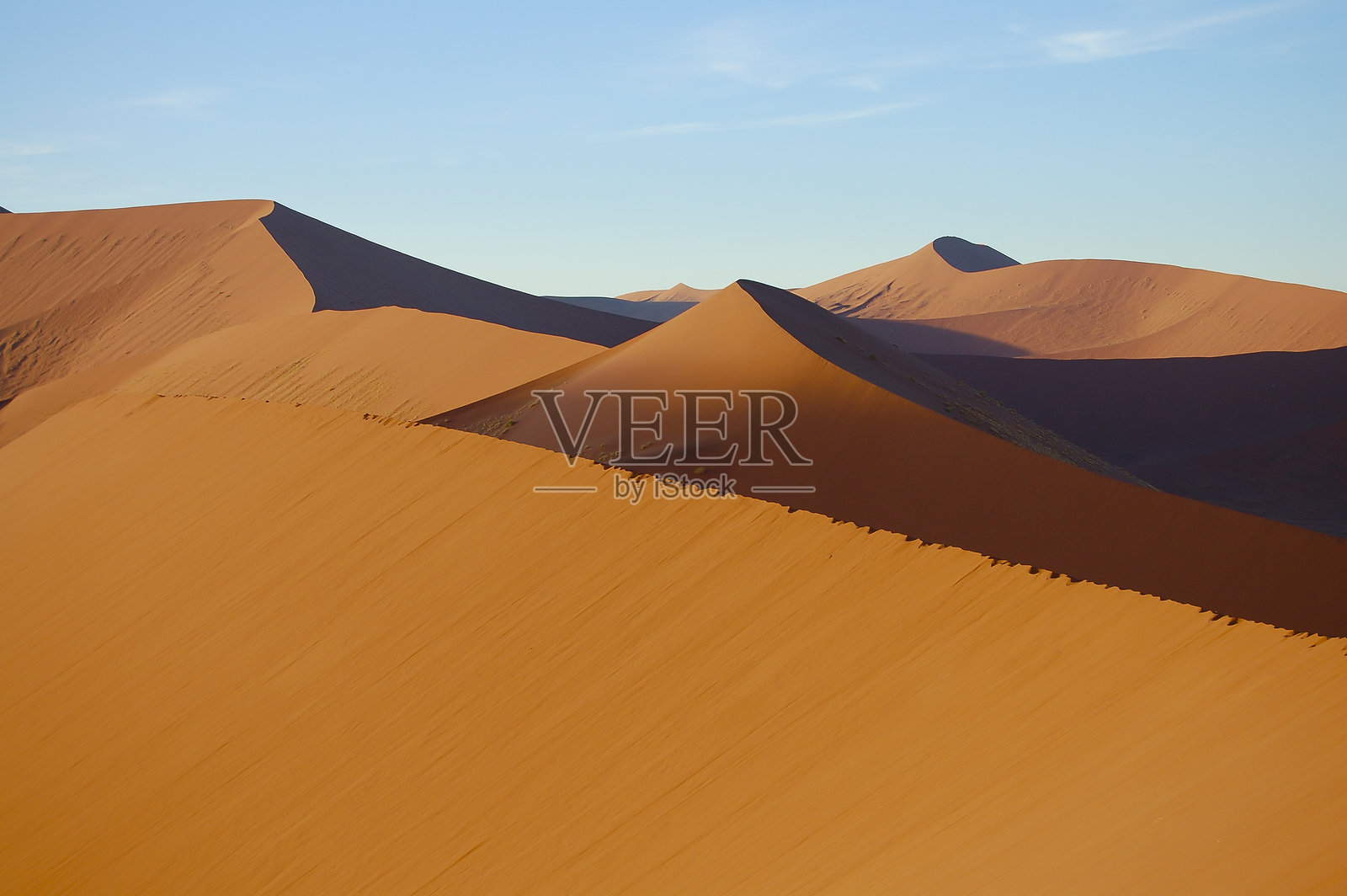 沙漠中的沙丘照片摄影图片