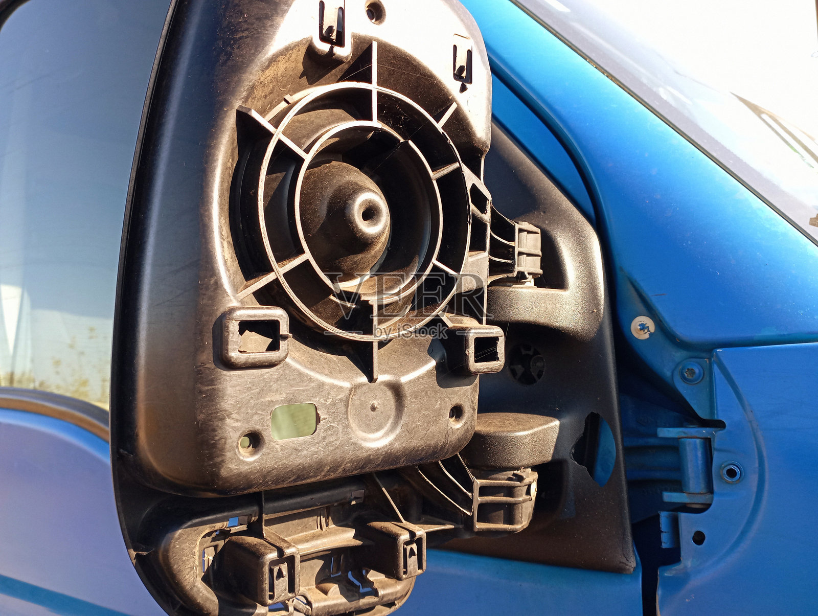 蓝色车辆的破损塑料后视镜。汽车损坏的话题。照片摄影图片