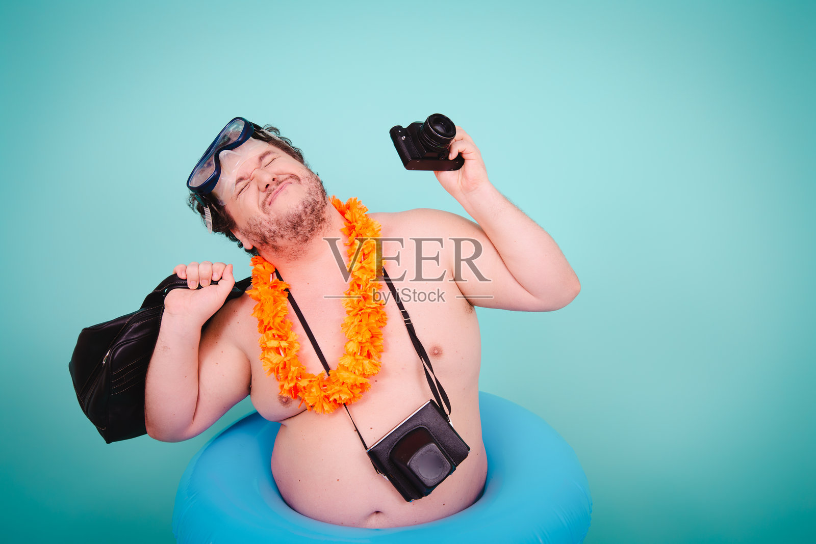 搞笑的胖男人与运动生活方式。健身坏习惯。照片摄影图片