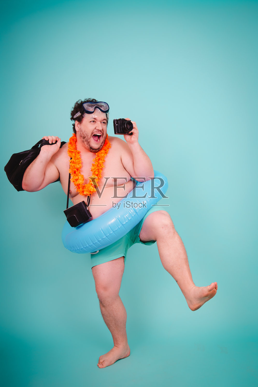 假期与节日。搞笑的胖男人梦想旅行。照片摄影图片