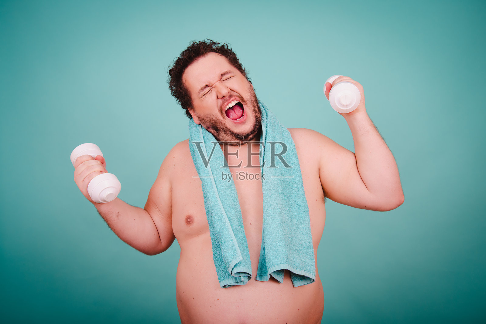 搞笑的胖男人与运动生活方式。健身坏习惯。照片摄影图片