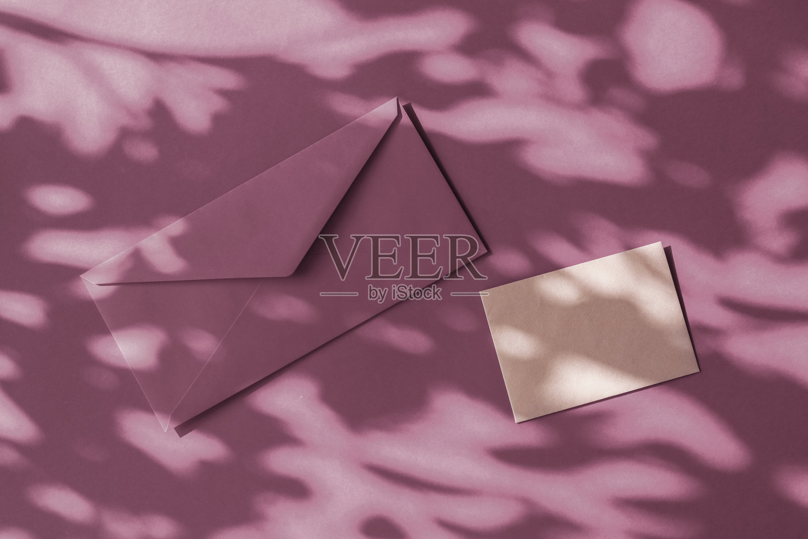 桌子上的信封特写照片摄影图片