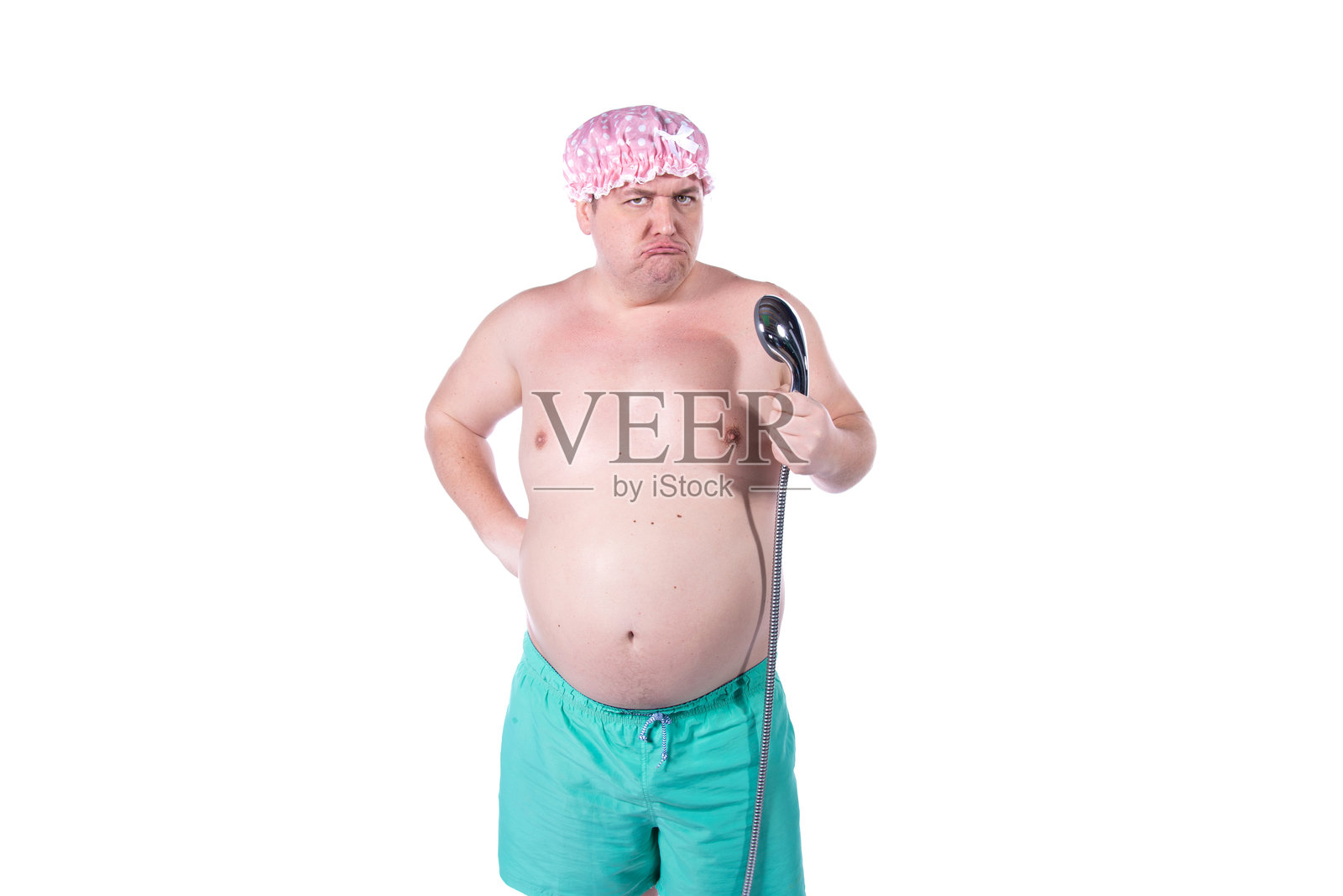 有趣的胖男人在淋浴时唱歌。照片摄影图片