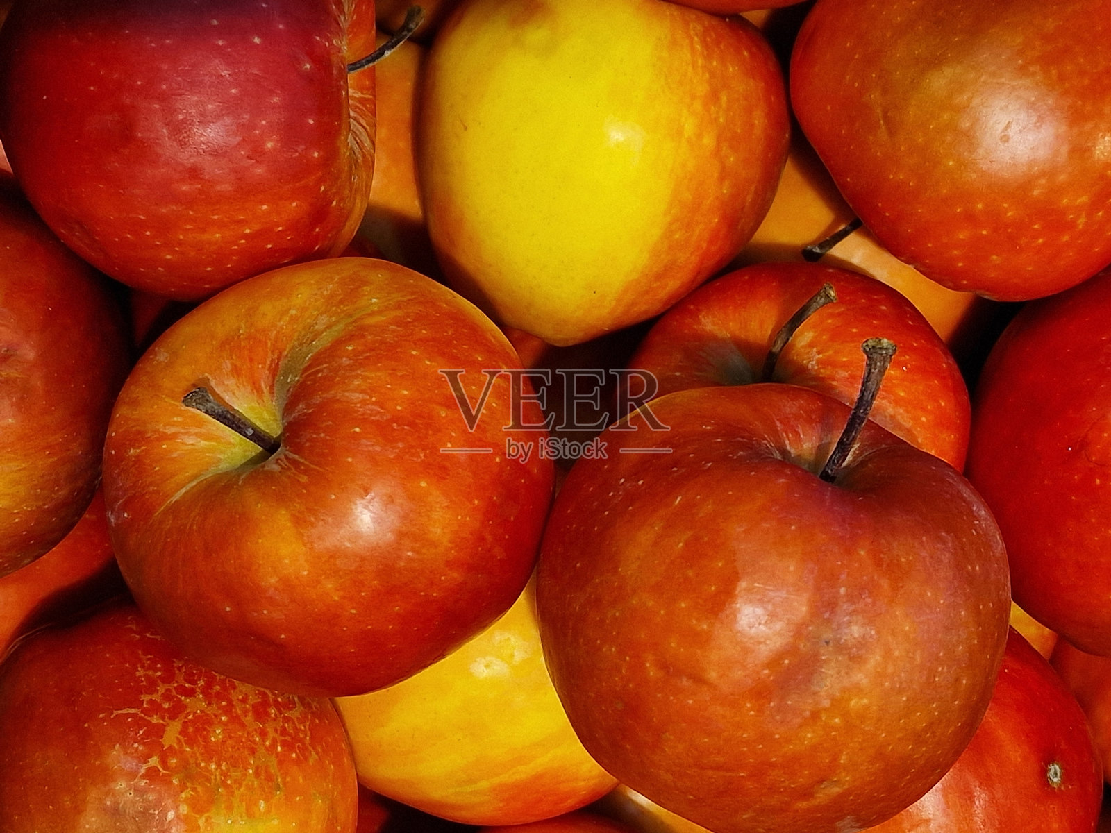 苹果放在商店货架上的篮子里照片摄影图片