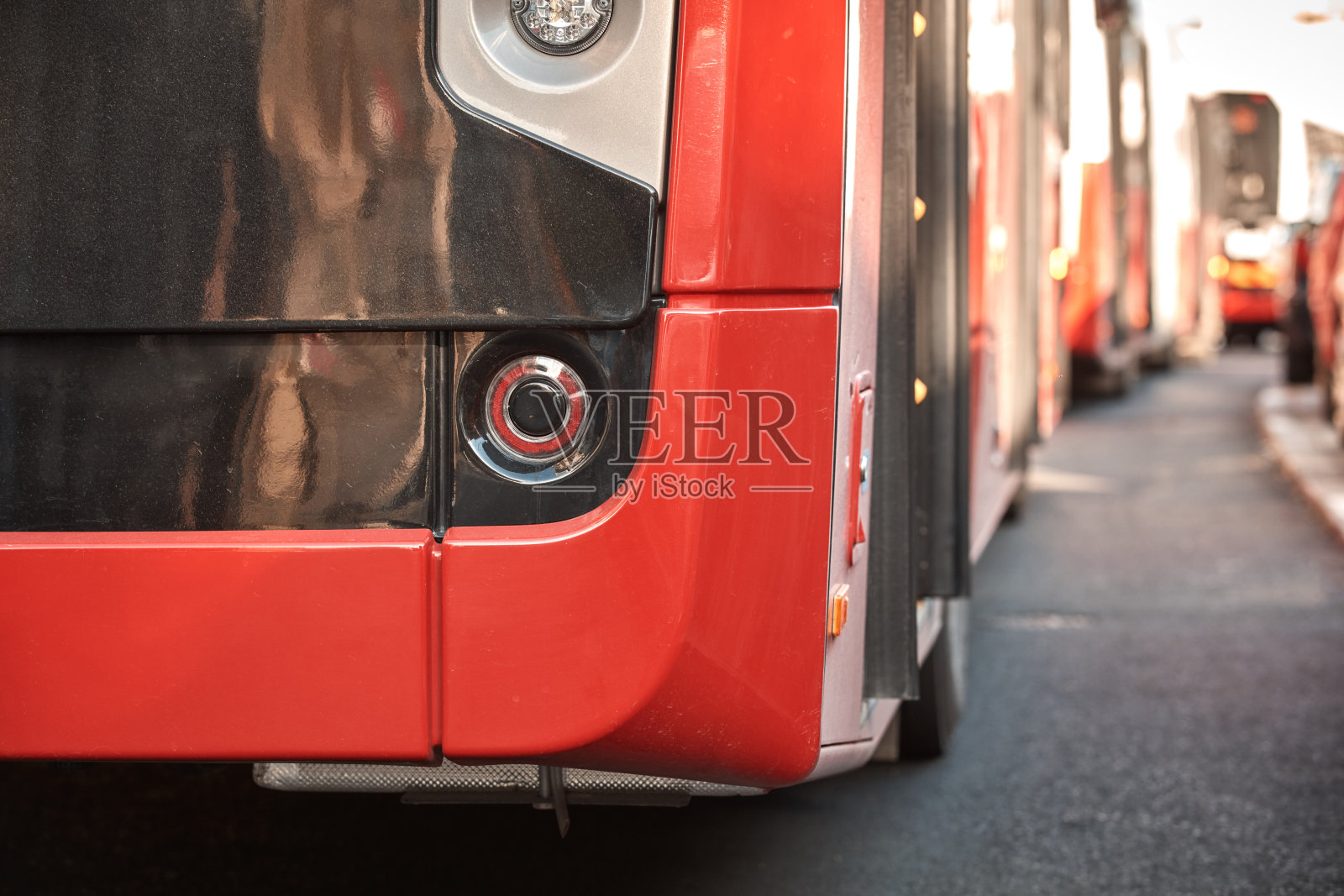 红色公共交通巴士停靠在车站。照片摄影图片