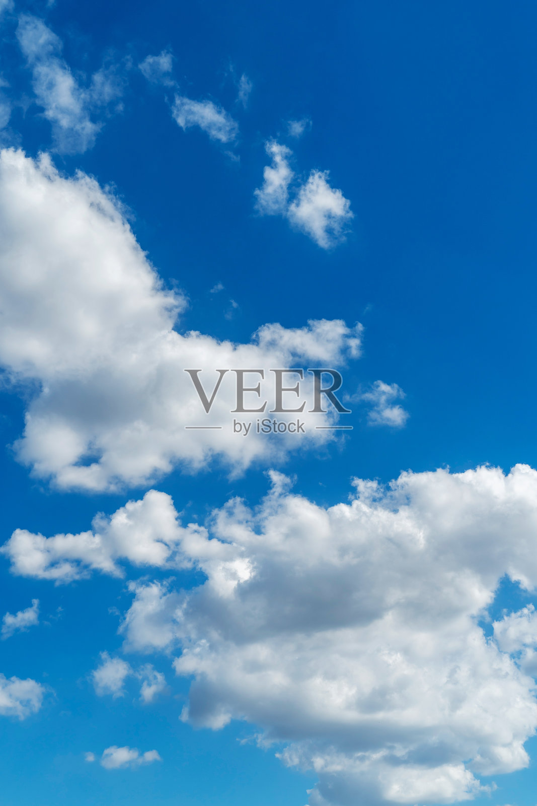 蓝天与卷云。早晨天气晴朗，气候良好。照片摄影图片