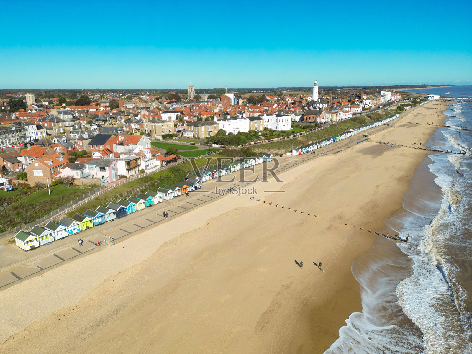 著名的萨福克海滨小镇南沃尔德的鸟瞰图。照片摄影图片