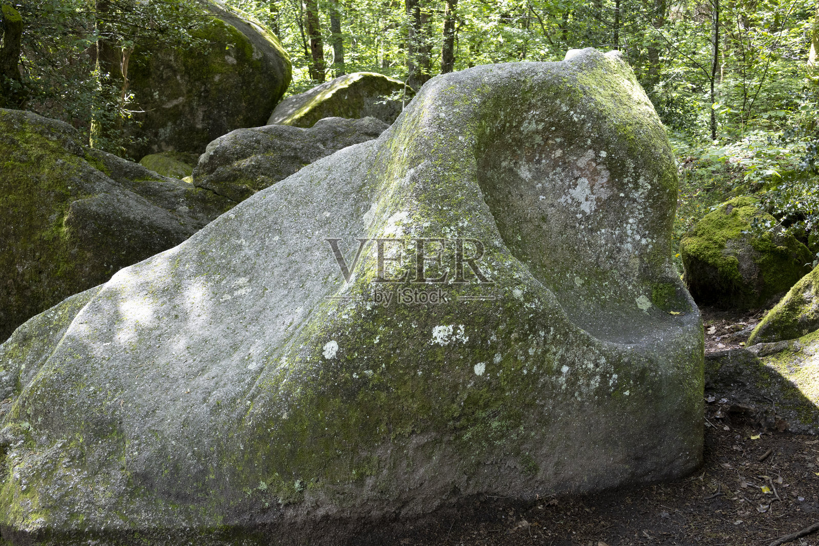 位于法国奥克西塔尼大区塔恩省拉克鲁泽特村旁的壮观岩石。照片摄影图片