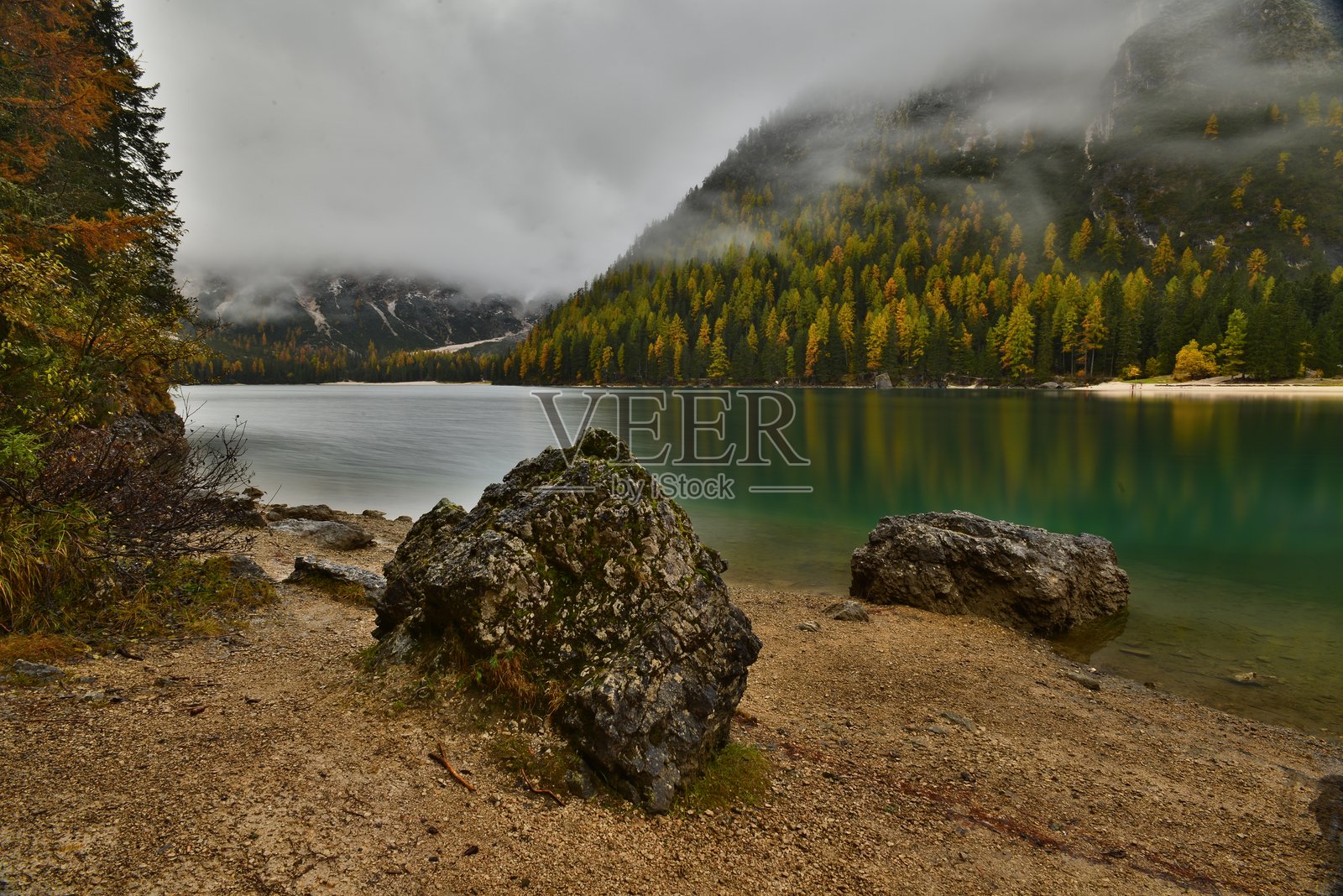 秋季雾中的多洛米蒂山脉布拉耶斯湖照片摄影图片