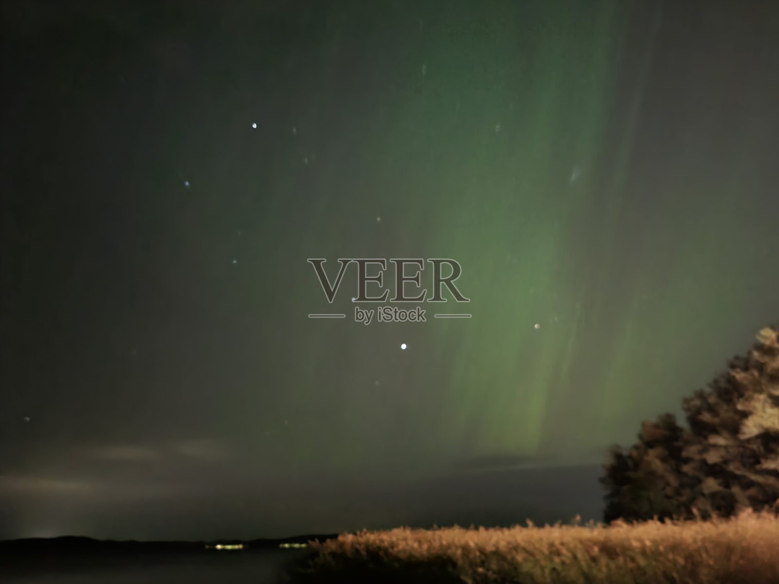 湖面上的五彩斑斓极光照片摄影图片