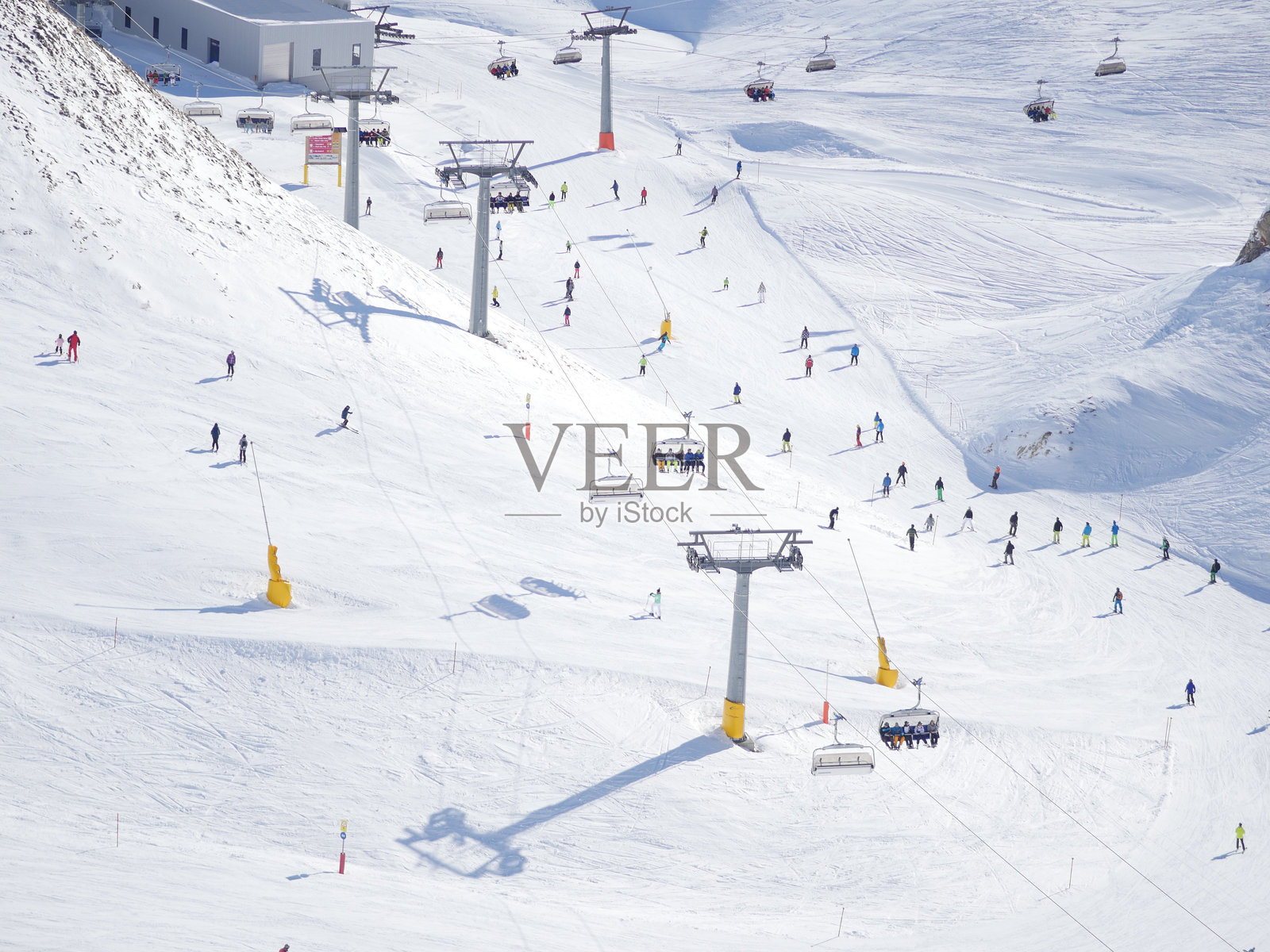 滑雪度假村的游客和滑雪缆车照片摄影图片