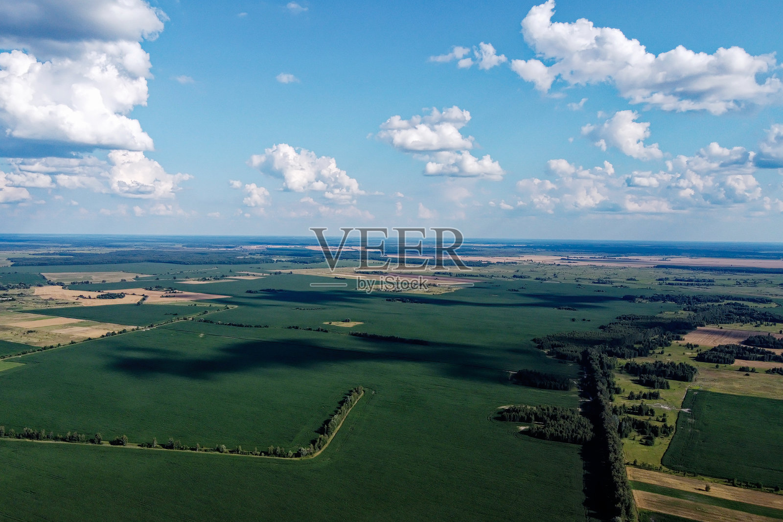 美丽的农业风景，开阔的田野与蓝天白云。鸟瞰农田。照片摄影图片