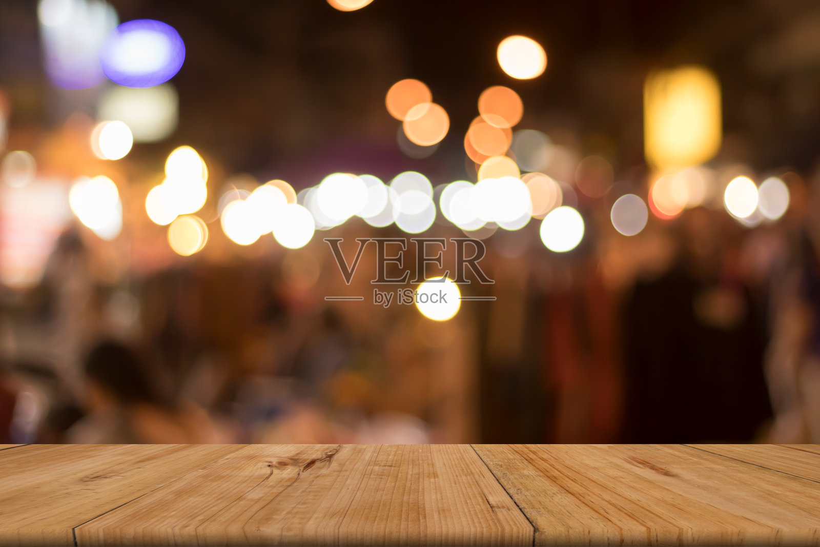 夜晚灯光下空桌子的特写照片摄影图片