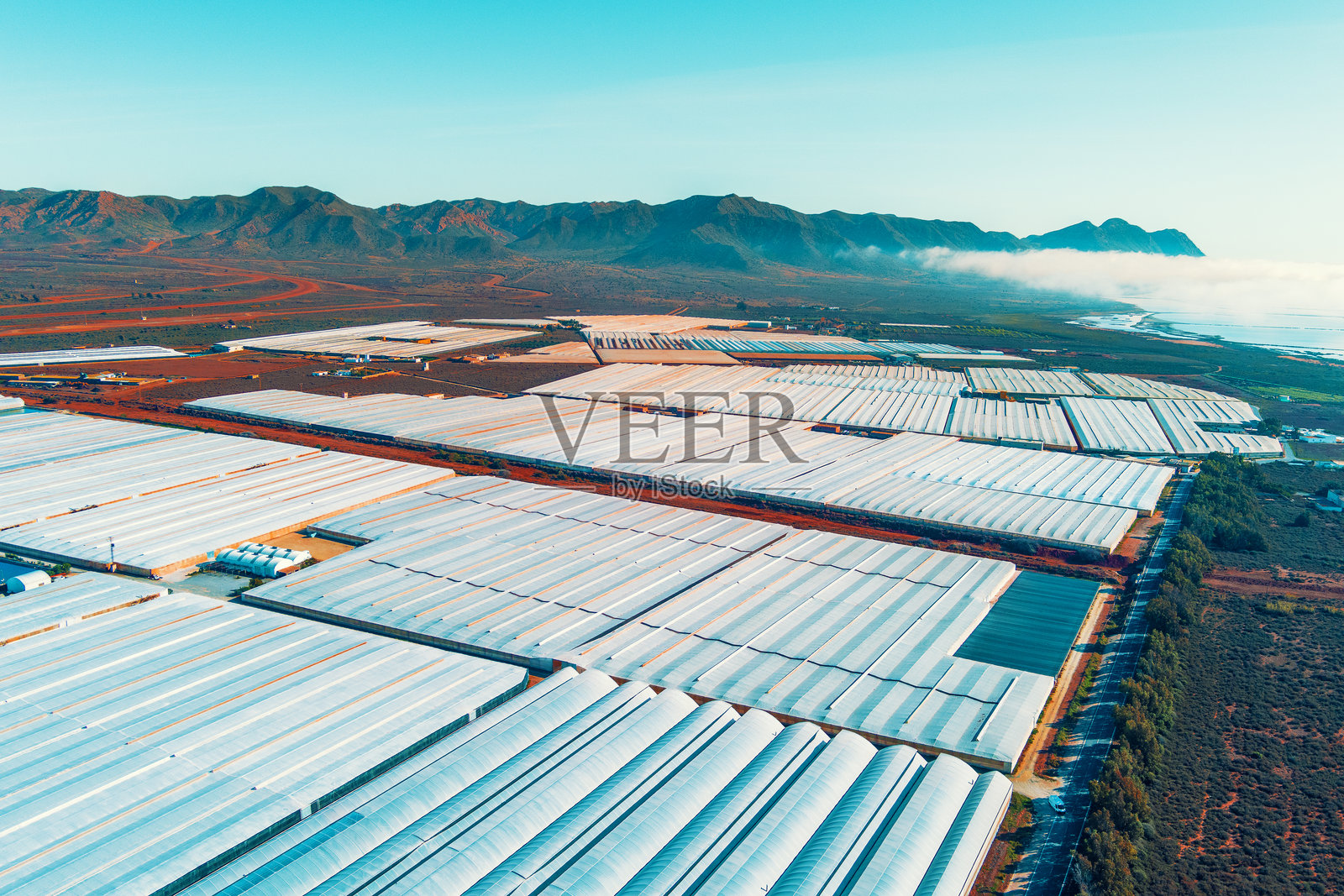 西班牙马拉加省内尔哈市附近的温室，俯瞰视角。照片摄影图片