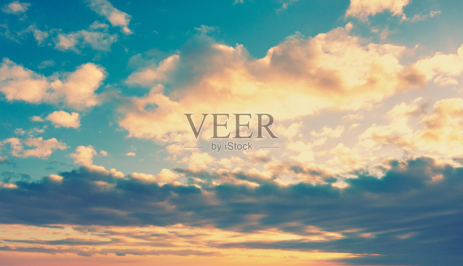 五彩斑斓的夕阳云彩。渐变色。天空纹理。抽象自然背景。照片摄影图片