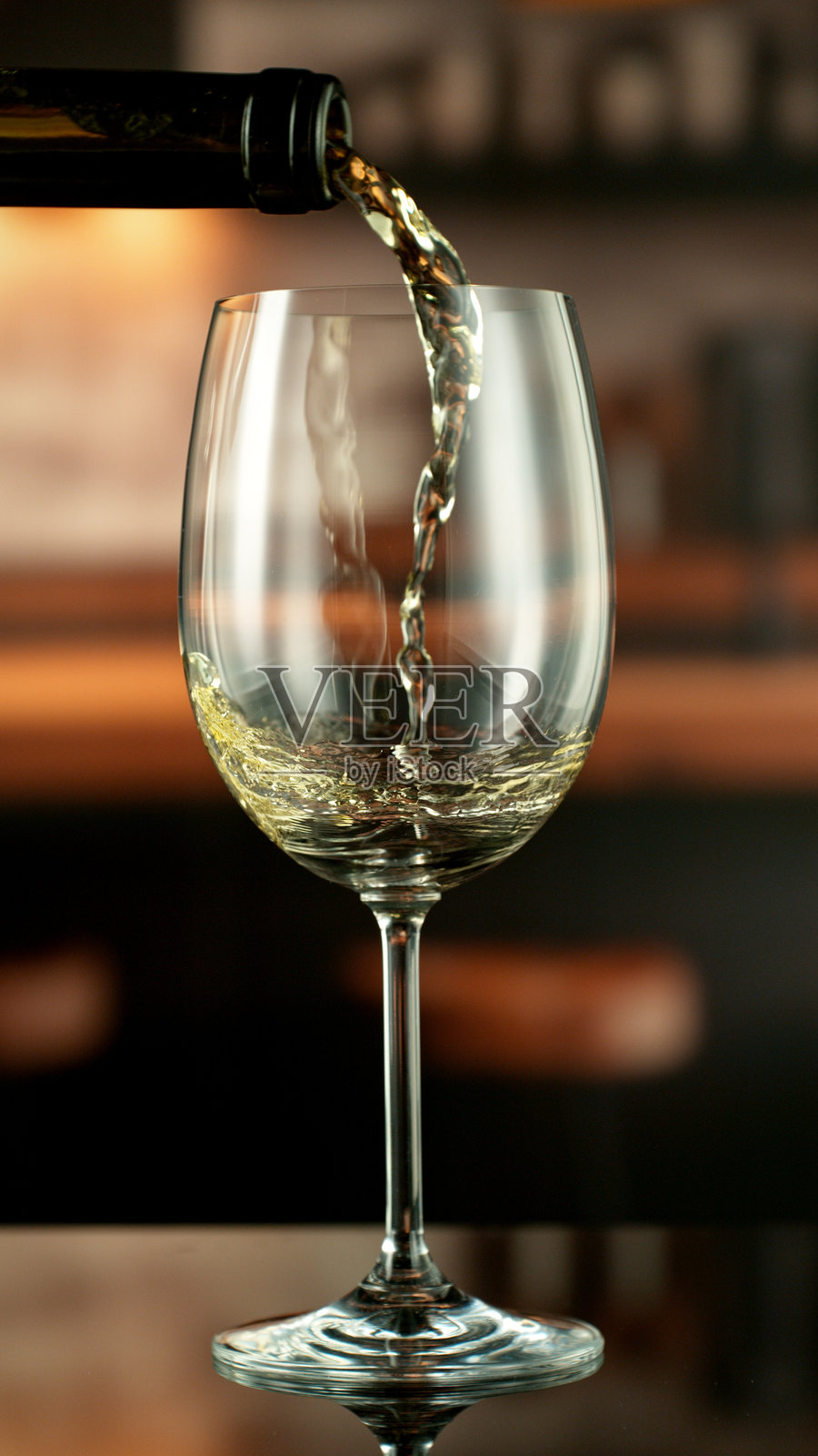 红酒倒入酒杯的特写镜头照片摄影图片