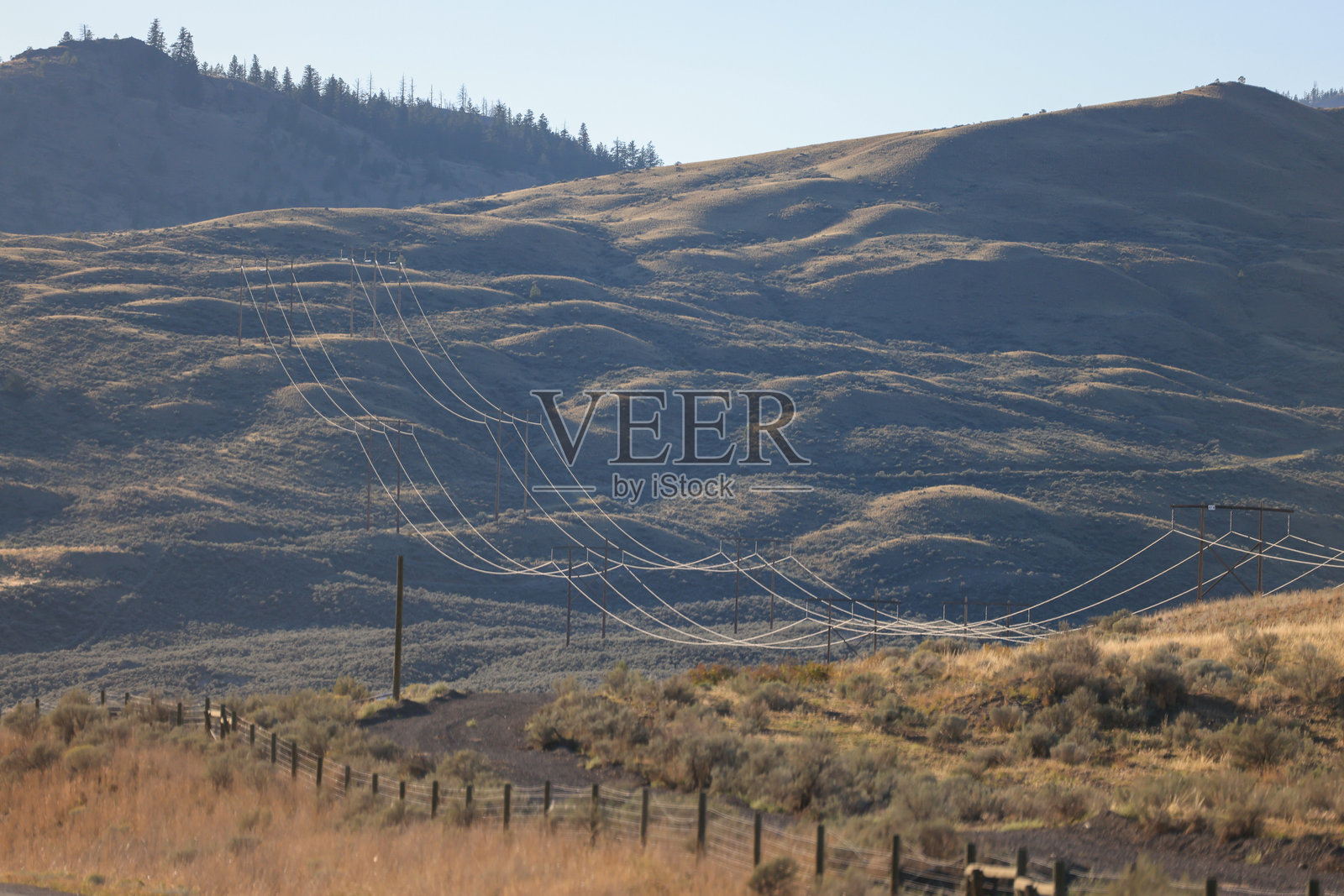 乡村风景中的电力线缆照片摄影图片