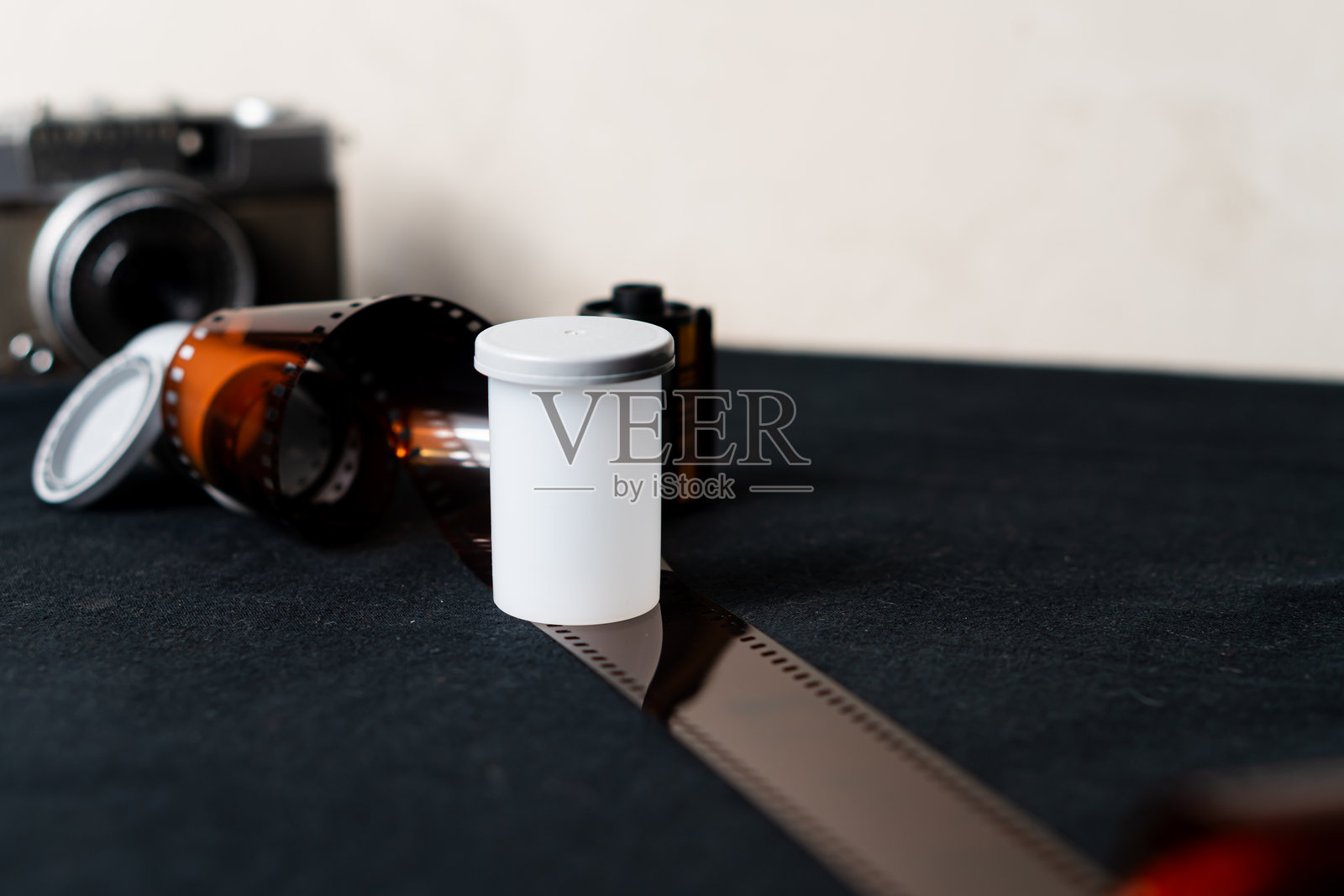 复古相机与胶卷和胶卷筒照片摄影图片