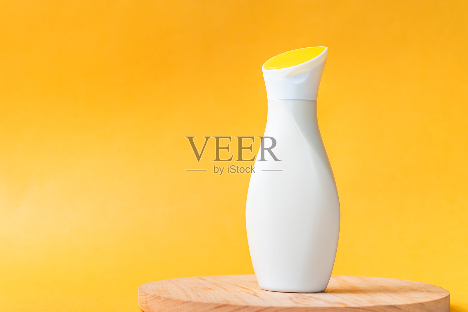 现代白色瓶子配黄色瓶盖照片摄影图片