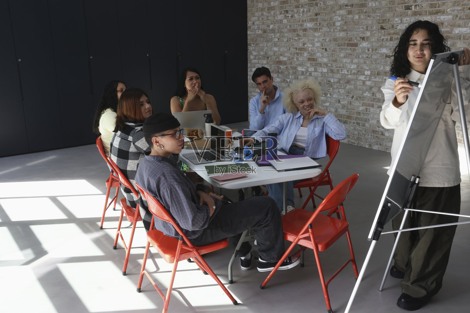 在商务会议上向同事展示的人照片摄影图片