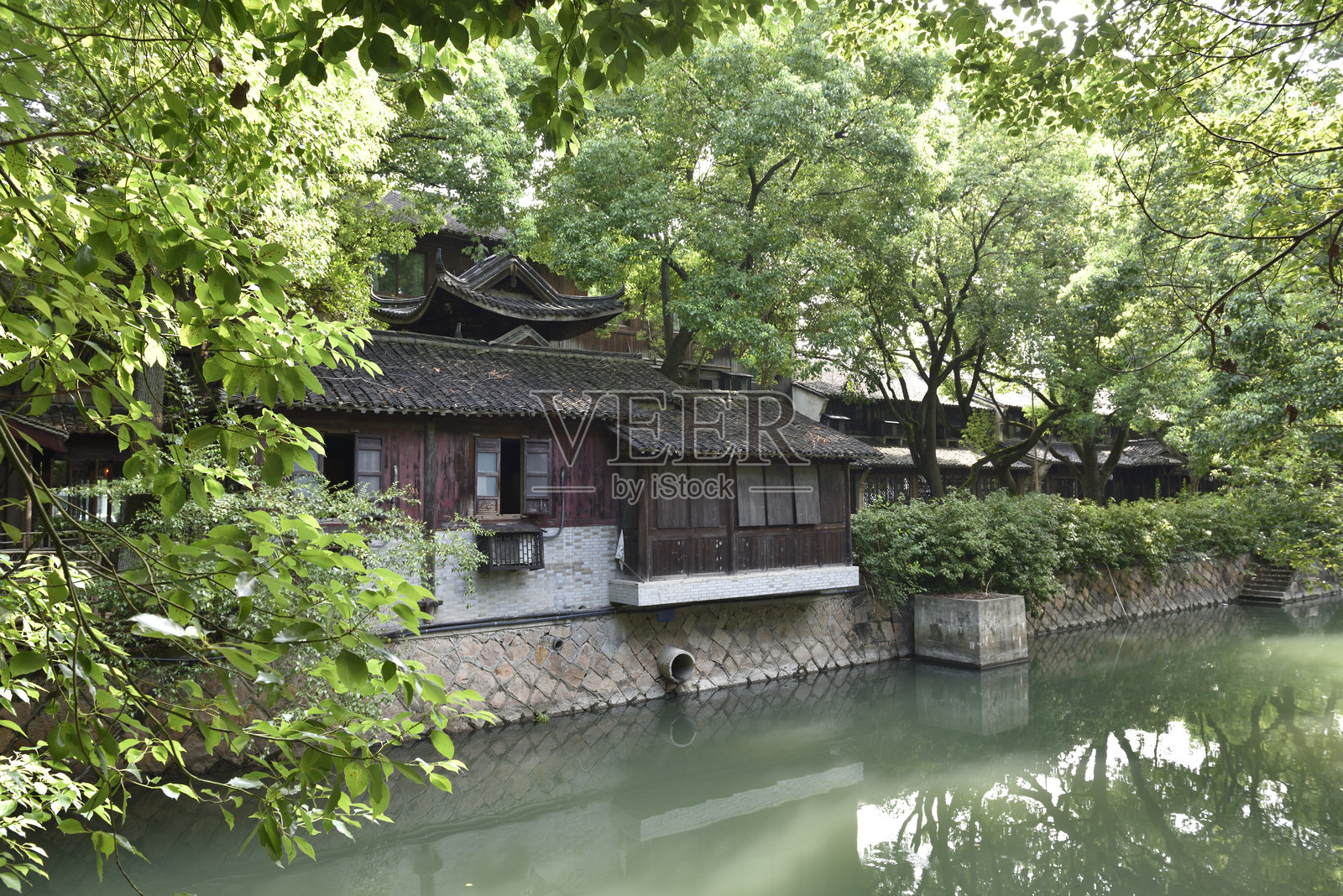 中国历史名镇乌镇的石头河边房屋照片摄影图片