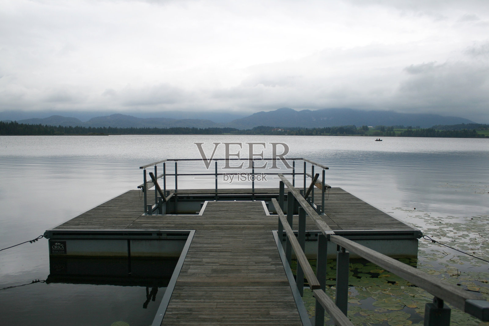 秋季时在巴伐利亚阿尔高地区的霍普芬湖旁废弃的凯尼普设施。照片摄影图片