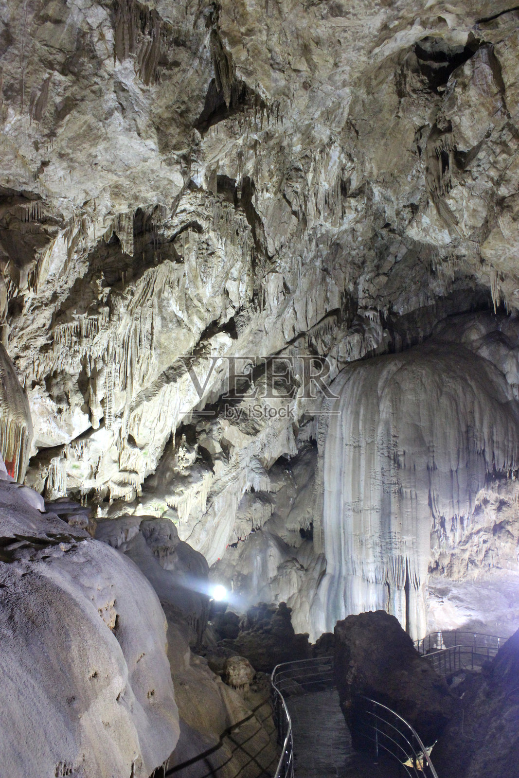 位于阿布哈兹新阿洪斯的洞穴内部。照片摄影图片