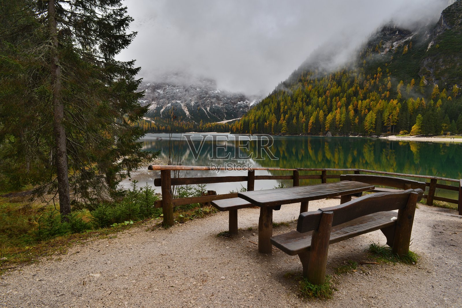 秋季雾中的多洛米蒂布拉耶斯湖照片摄影图片