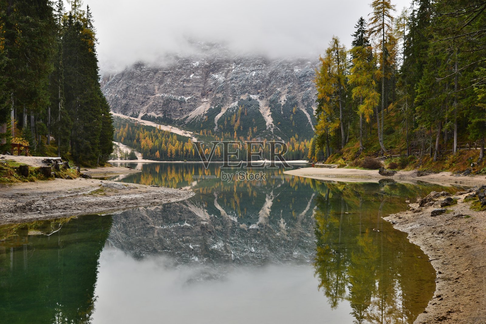 秋季雾中的多洛米蒂山脉布拉耶斯湖照片摄影图片