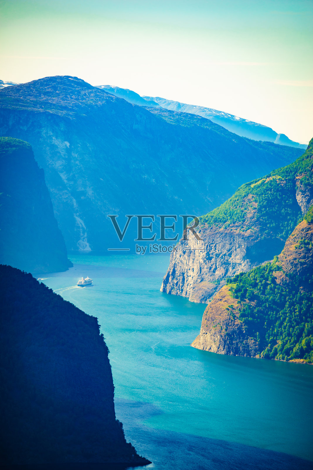 挪威峡湾中的游轮照片摄影图片