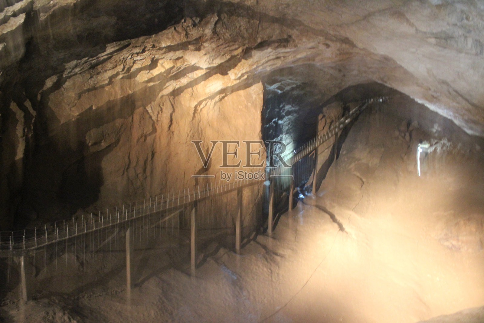 位于阿布哈兹新阿洪斯的洞穴内部。照片摄影图片