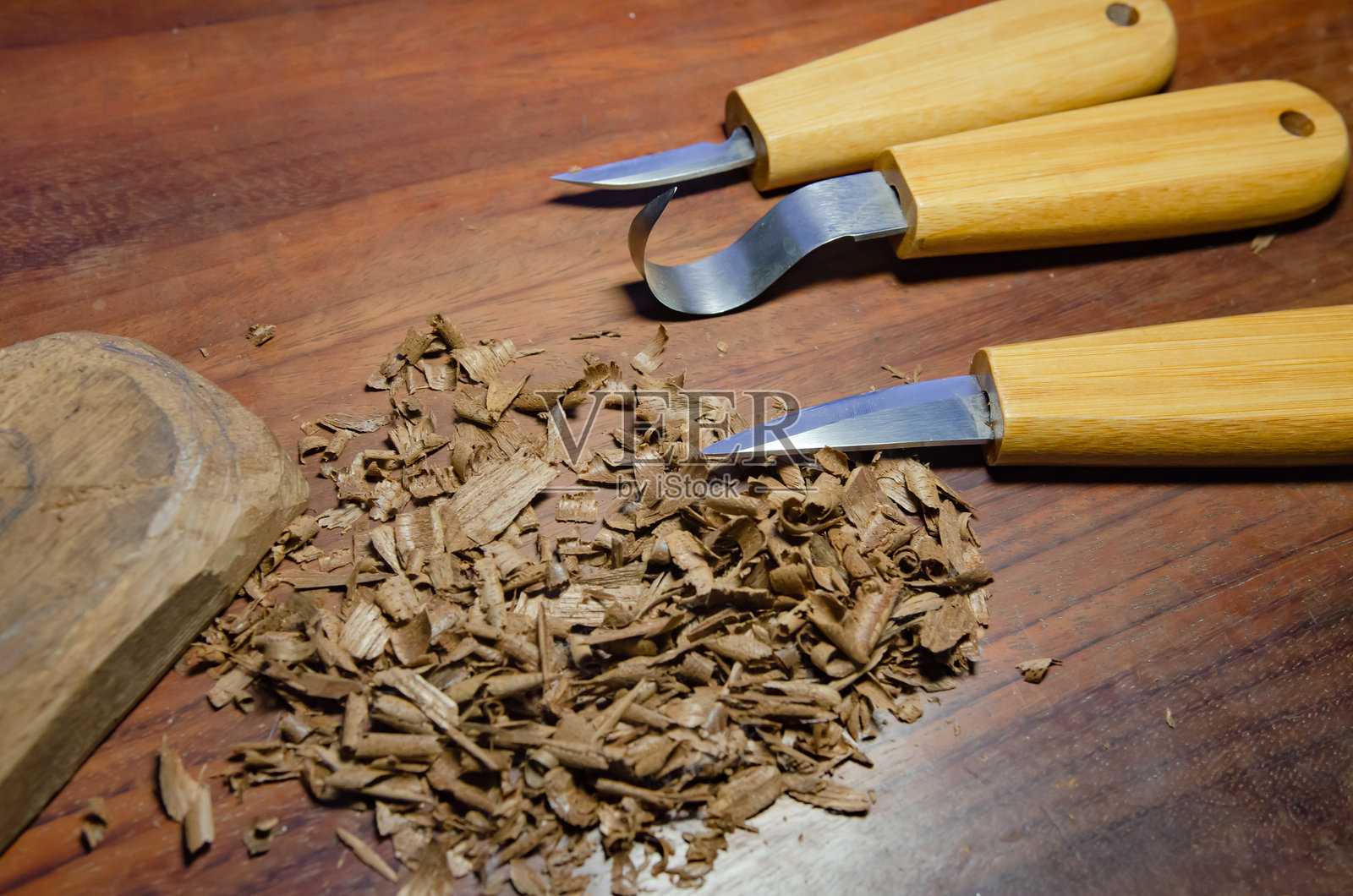 男性手用刀雕刻木头照片摄影图片