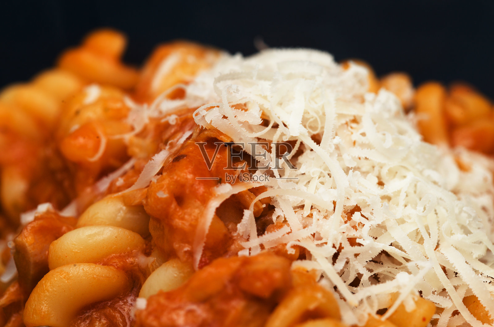 金字塔形意大利面配金枪鱼和番茄酱照片摄影图片