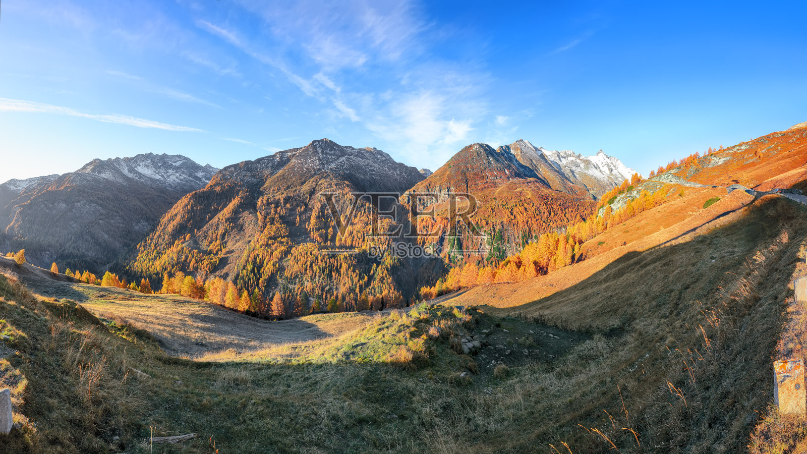 美丽的秋季风景，位于格罗斯格洛克纳高山公路，背景是格罗斯格洛克纳山。照片摄影图片